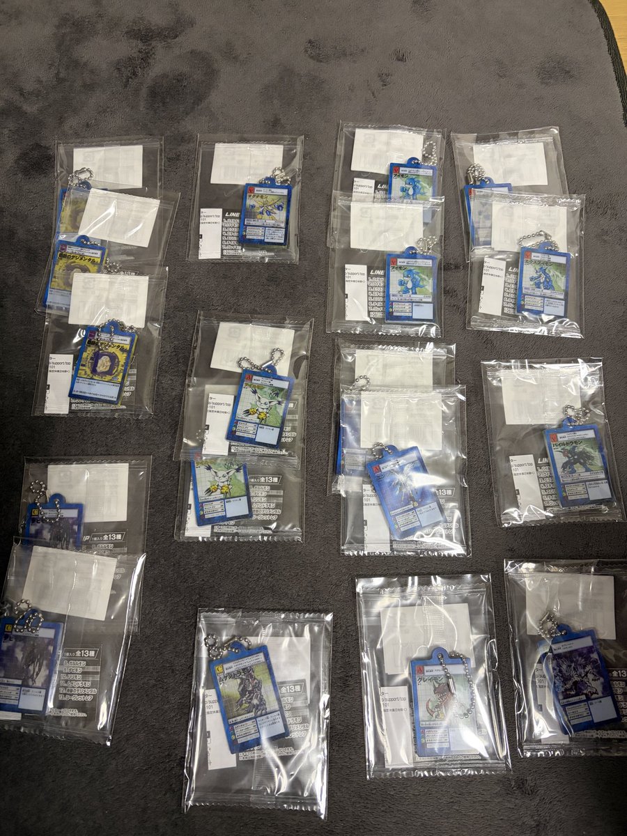 1012_life's tweet photo. デジモンのガチャ届いた！
被りが多い…
誰かスティングモン被ってたら俺の被り分と交換してくれー https://t.co/YbUIln2poB