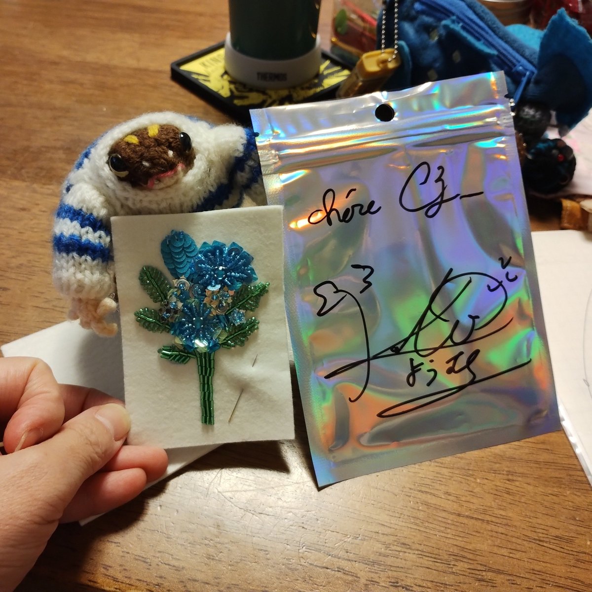 C3_Rex's tweet photo. 洋輔さんのワークショップに参加してきました。
刺繍だけで糸が無くなっちゃったので、ブローチに仕立てるのはしばらく先になりそうです（←糸はなんでも良いのでは？
完成契約書(念書？）代わりの袋と、持ってきてたトートバッグにもサイン戴いちゃいましたヾ(*´∀｀*)ﾉｷｬｯｷｬ❤
優しかったー❤ https://t.co/P8JZRBmom3