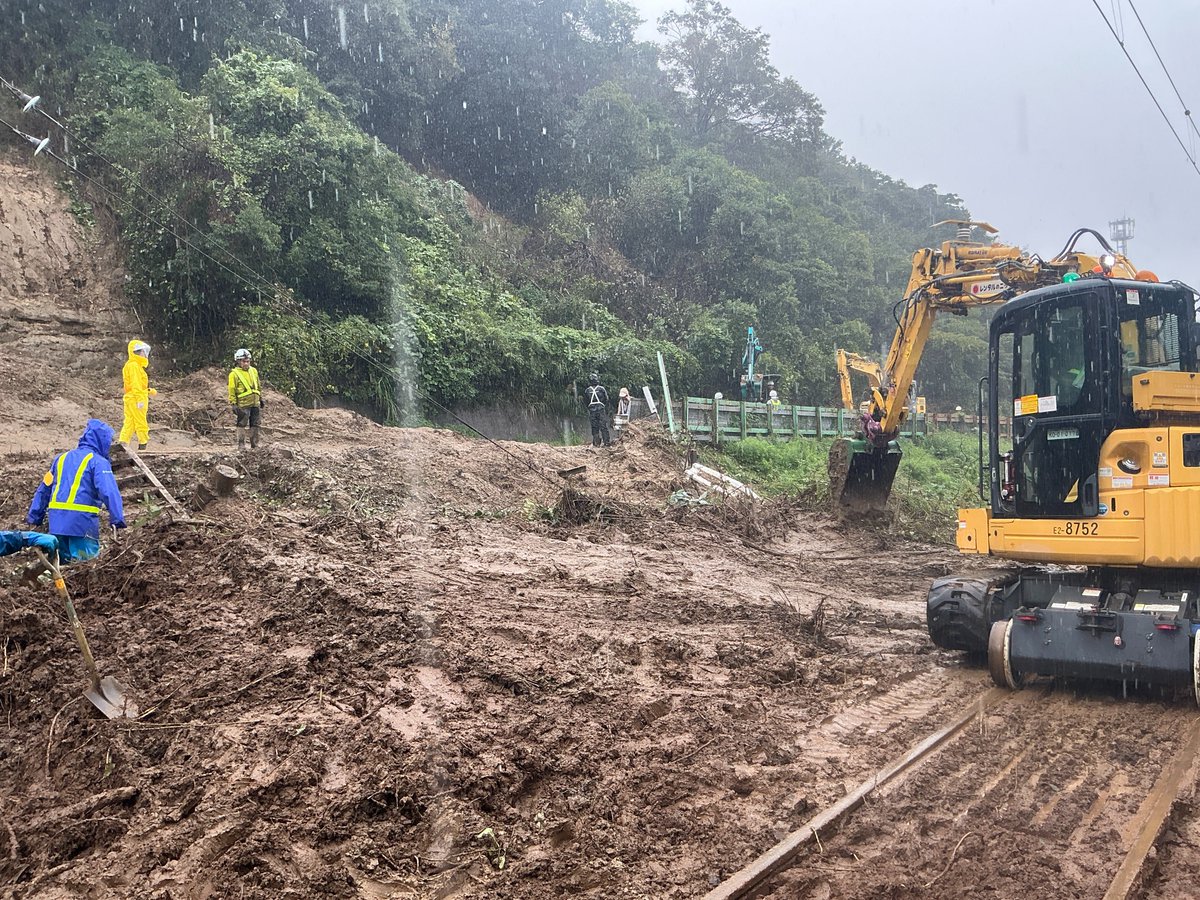 JRE_F_Sobu's tweet photo. 台風25号の影響により、千葉県内の一部線区において、特に被害の程度が大きい線区では、復旧作業に相当な時間を要しております。
ご利用のお客さまにはご迷惑をおかけしまして大変申し訳ございません。
（9月29日の復旧作業の様子を添付いたします。）

※JR東日本運転情報
https://t.co/juyjeyvU1q
※JR東日本なるほどQ＆A
https://t.co/OxmmBUXlnz

#内房線 #外房線 #総武本線 #成田線 #久留里線 #鹿島線 #東金線 #台風２５号 #運行情報 #姉ヶ崎 #長浦