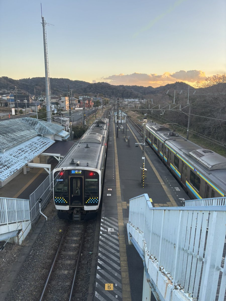 valueable_Ra102's tweet photo. 内房線廃線でいいよって言ってる人やばすぎだろ
並行私鉄もなく、沿線には京葉工業地域なんかもあって東京から15両が来る所や。

多分そいつらが想像してる内房線って、下の上総湊以南のローカルなところや https://t.co/BaSWYtrryO