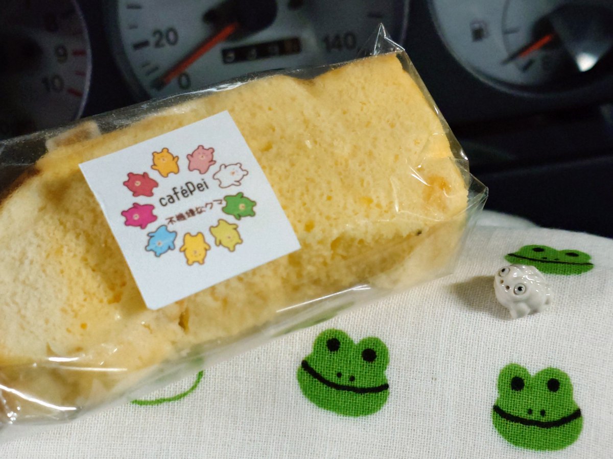 toshi0111dddes's tweet photo. 当券ゲットしたので「cafe Pei」のオレンジシフォンケーキで腹ごしらえ。ふわとろで超絶旨い🤤一緒に並べたのは「大洋堂」で目があって思わず購入してしまった白カエル🐸 https://t.co/ePeBcVyTYm