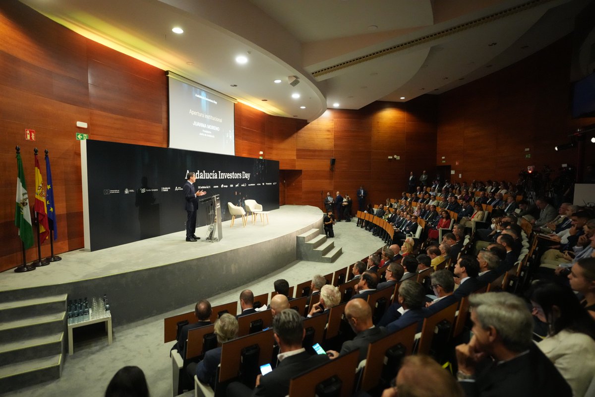 AndaluciaJunta's tweet photo. @JuanMa_Moreno Trabajamos para crear las mejores condiciones a la inversión.
✅5 decretos para simplificar 850 trámites administrativos. Y seguimos profundizando con la aprobación de un nuevo plan de simplificación mañana en #CGobAND.
👉Más agilidad.
👉7 rebajas de impuestos.
📡@JuanMa_Moreno https://t.co/i98U5V1MBa