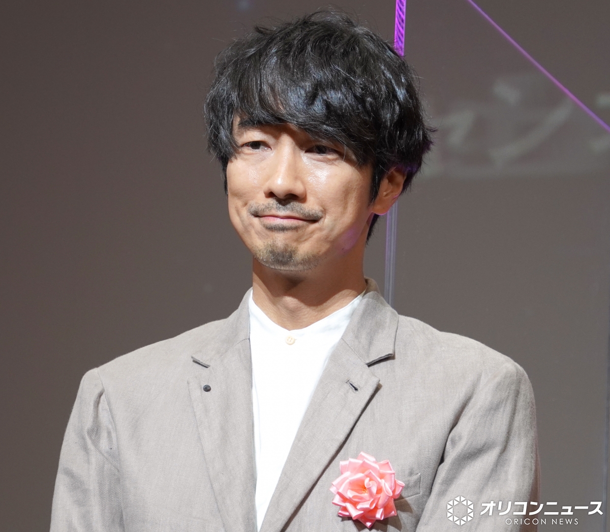 oricon's tweet photo. 眞島秀和、骨折でドラマ降板
アクションシーン撮影中に負傷
https://t.co/ojlkKD3FwV
⠀
10/16スタートのドラマ『ボーダーズ 警視庁特殊事件対策班』の撮影中に左膝を負傷。左腓骨頭骨折と診断され、第5話以降を降板すると報告した。「ゆっくり歩行できる程度に快復しておりますので、ご安心ください｣ と伝えた。