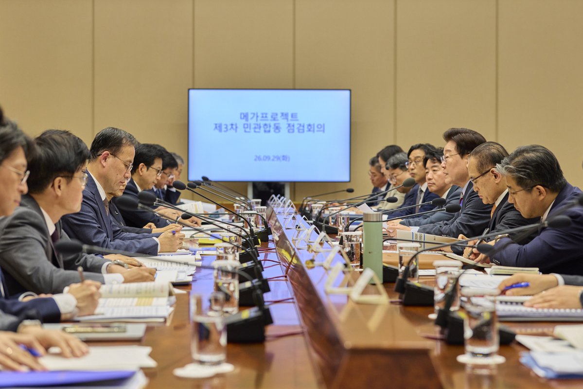 Jaemyung_Lee's tweet photo. <메가프로젝트 성공의 핵심인 정주여건 조성방안을 집중 점검했습니다>

지난 7월, 8월에 이어 메가프로젝트 세 번째 점검회의를 진행했습니다.
​
메가프로젝트의 목표는 청년들과 인재들이 일자리를 찾아 지역으로 몰려들며 모든 지역과 국민이 성장의 혜택을 골고루 누리는 것입니다. 이를 위해서는 지역에 첨단산업 투자와 함께 주거·교육·의료·문화 분야에서 매력적인 정주여건 조성이 필수적입니다.

​오늘 회의에서는 분야별 개선방안을 공유하고 기업들과 머리를 맞댔습니다. 기업에서 근무할 직원과 가족의 수요를 적극 반영해 개선방안을 더욱 구체화해 나가기로 하였습니다.

아울러 지역의 청년과 학생들에게 양질의 일자리가 돌아갈 수 있도록 충분한 교육 기회를 제공하고, 지역 중소기업·소상공인과 상생할 수 있는 방안도 마련해 주기를 당부했습니다.

​메가프로젝트의 성공이 곧 대한민국의 미래입니다. 신설된 청와대 내 전담조직인 '국가전략투자보좌관'을 중심으로 원팀이 되어 끝까지 철저히 관리해 나가겠습니다.