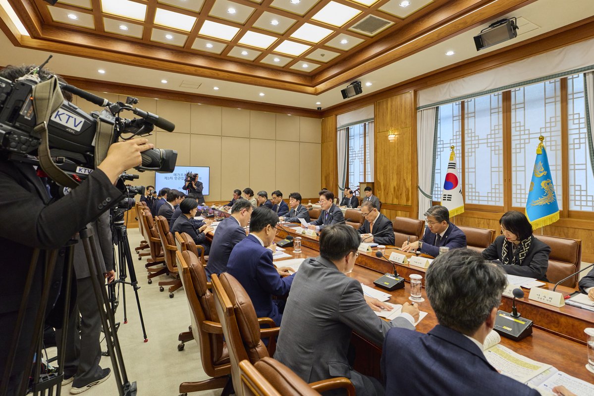 Jaemyung_Lee's tweet photo. <메가프로젝트 성공의 핵심인 정주여건 조성방안을 집중 점검했습니다>

지난 7월, 8월에 이어 메가프로젝트 세 번째 점검회의를 진행했습니다.
​
메가프로젝트의 목표는 청년들과 인재들이 일자리를 찾아 지역으로 몰려들며 모든 지역과 국민이 성장의 혜택을 골고루 누리는 것입니다. 이를 위해서는 지역에 첨단산업 투자와 함께 주거·교육·의료·문화 분야에서 매력적인 정주여건 조성이 필수적입니다.

​오늘 회의에서는 분야별 개선방안을 공유하고 기업들과 머리를 맞댔습니다. 기업에서 근무할 직원과 가족의 수요를 적극 반영해 개선방안을 더욱 구체화해 나가기로 하였습니다.

아울러 지역의 청년과 학생들에게 양질의 일자리가 돌아갈 수 있도록 충분한 교육 기회를 제공하고, 지역 중소기업·소상공인과 상생할 수 있는 방안도 마련해 주기를 당부했습니다.

​메가프로젝트의 성공이 곧 대한민국의 미래입니다. 신설된 청와대 내 전담조직인 '국가전략투자보좌관'을 중심으로 원팀이 되어 끝까지 철저히 관리해 나가겠습니다.
