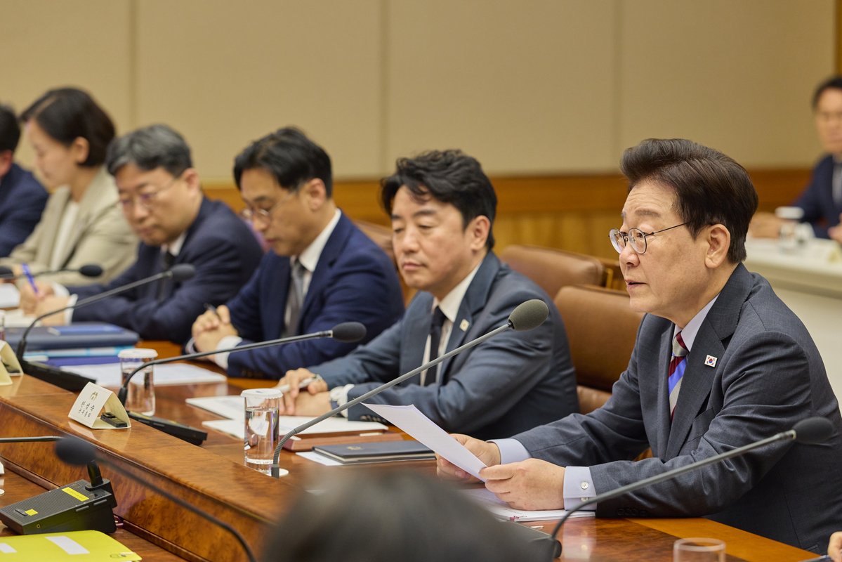 Jaemyung_Lee's tweet photo. <메가프로젝트 성공의 핵심인 정주여건 조성방안을 집중 점검했습니다>

지난 7월, 8월에 이어 메가프로젝트 세 번째 점검회의를 진행했습니다.
​
메가프로젝트의 목표는 청년들과 인재들이 일자리를 찾아 지역으로 몰려들며 모든 지역과 국민이 성장의 혜택을 골고루 누리는 것입니다. 이를 위해서는 지역에 첨단산업 투자와 함께 주거·교육·의료·문화 분야에서 매력적인 정주여건 조성이 필수적입니다.

​오늘 회의에서는 분야별 개선방안을 공유하고 기업들과 머리를 맞댔습니다. 기업에서 근무할 직원과 가족의 수요를 적극 반영해 개선방안을 더욱 구체화해 나가기로 하였습니다.

아울러 지역의 청년과 학생들에게 양질의 일자리가 돌아갈 수 있도록 충분한 교육 기회를 제공하고, 지역 중소기업·소상공인과 상생할 수 있는 방안도 마련해 주기를 당부했습니다.

​메가프로젝트의 성공이 곧 대한민국의 미래입니다. 신설된 청와대 내 전담조직인 '국가전략투자보좌관'을 중심으로 원팀이 되어 끝까지 철저히 관리해 나가겠습니다.