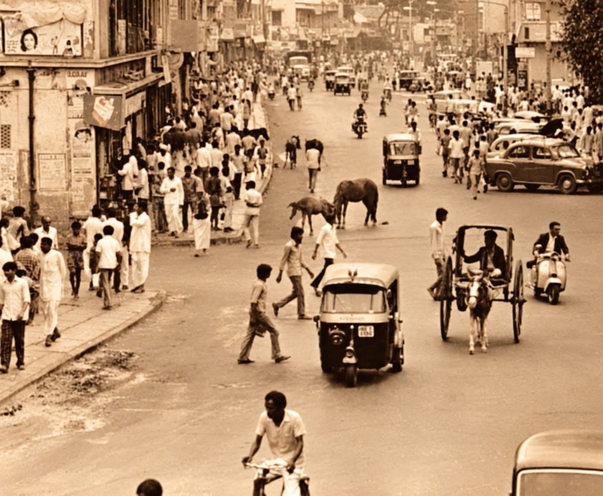 KiranKS's tweet photo. Guess which busy road of Bengaluru decades ago, with lots of Cinema talkies? https://t.co/75bJxZuDUg