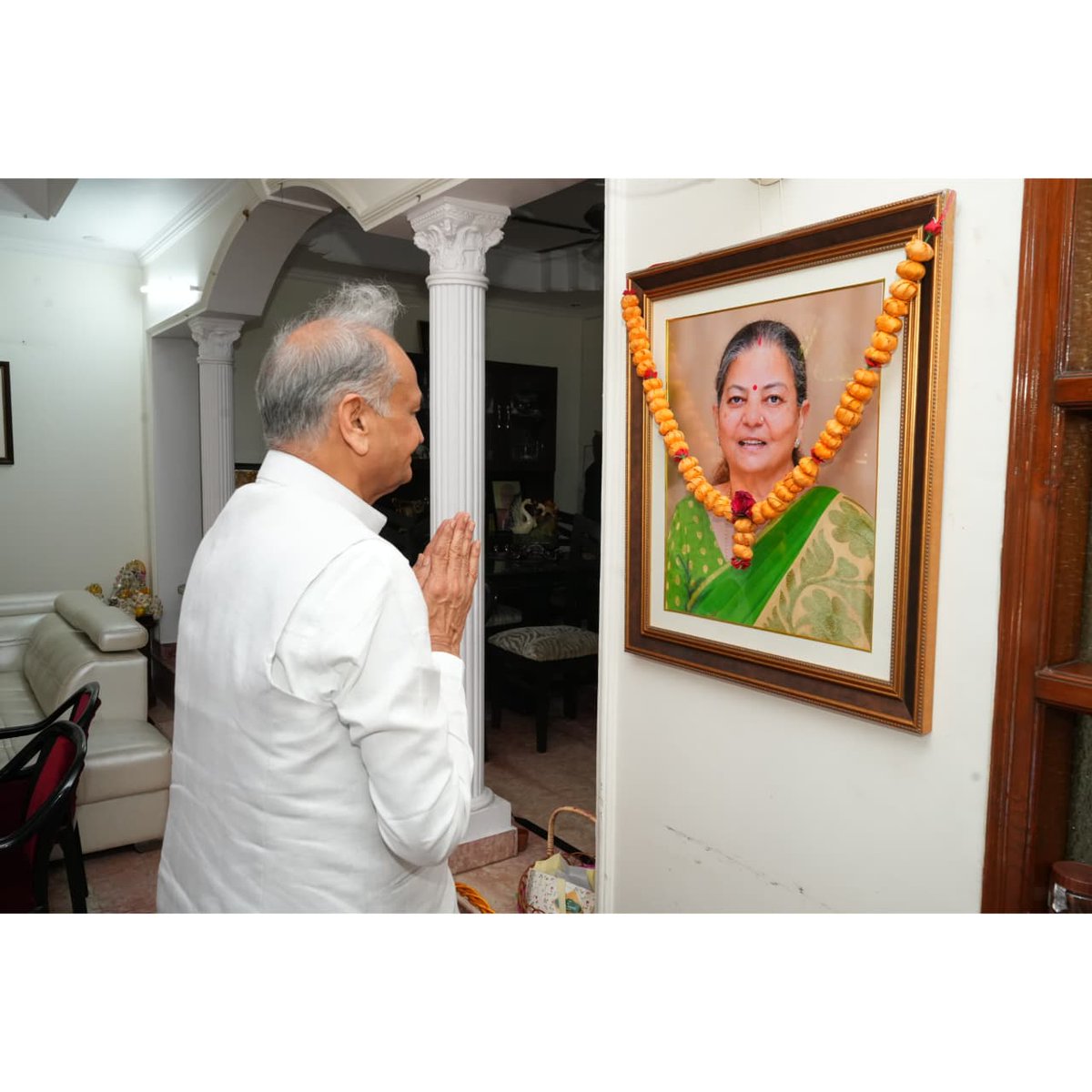 ashokgehlot51's tweet photo. आज नोएडा में राजस्थान के पूर्व राज्यपाल श्री @KalrajMishraजी के आवास पर पहुंचकर उनकी धर्मपत्नी स्व. श्रीमती सत्यवती मिश्रा जी को श्रद्धांजलि अर्पित की एवं परिजनों से मिलकर अपनी गहरी शोक संवेदनाएं व्यक्त कीं।   

परमपिता परमेश्वर से प्रार्थना है कि वे दिवंगत आत्मा को अपने श्रीचरणों में स्थान दें तथा शोकाकुल परिवार को यह कठिन समय संबल के साथ व्यतीत करने की शक्ति प्रदान करें।   

ॐ शांति!