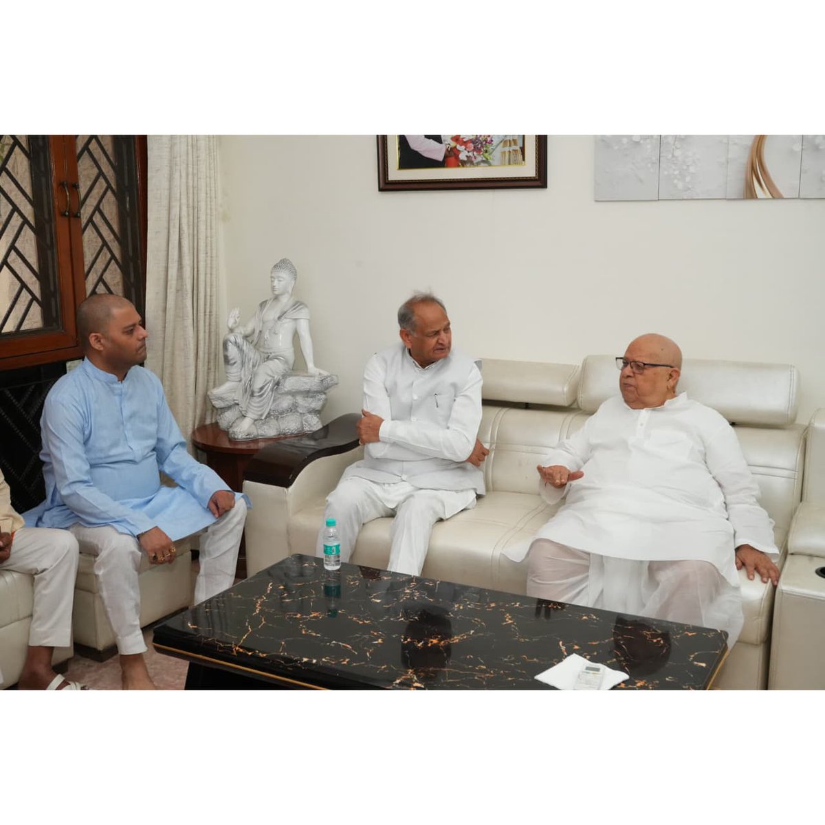 ashokgehlot51's tweet photo. आज नोएडा में राजस्थान के पूर्व राज्यपाल श्री @KalrajMishraजी के आवास पर पहुंचकर उनकी धर्मपत्नी स्व. श्रीमती सत्यवती मिश्रा जी को श्रद्धांजलि अर्पित की एवं परिजनों से मिलकर अपनी गहरी शोक संवेदनाएं व्यक्त कीं।   

परमपिता परमेश्वर से प्रार्थना है कि वे दिवंगत आत्मा को अपने श्रीचरणों में स्थान दें तथा शोकाकुल परिवार को यह कठिन समय संबल के साथ व्यतीत करने की शक्ति प्रदान करें।   

ॐ शांति!