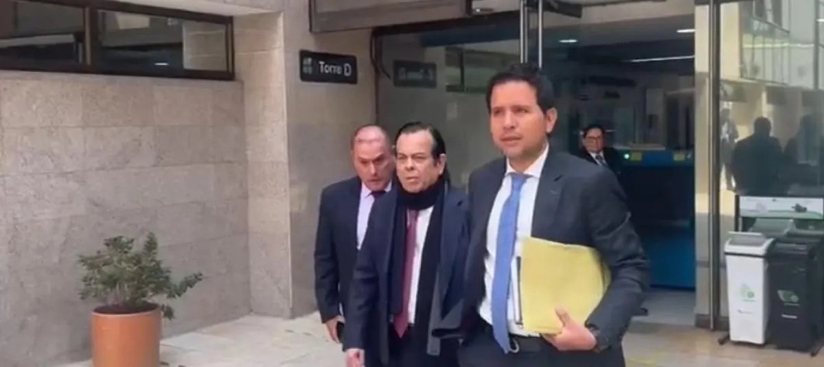 ELTIEMPO's tweet photo. El poder y negocios de Euclides Torres, el megacontratista vinculado al petrismo al que EE. UU. dejó sin visa: ¿lo incluirán en la lista Clinton? 🔽 https://t.co/R4pIz1kT57 

Vía @Uinvestigativa https://t.co/5pueusCGp8