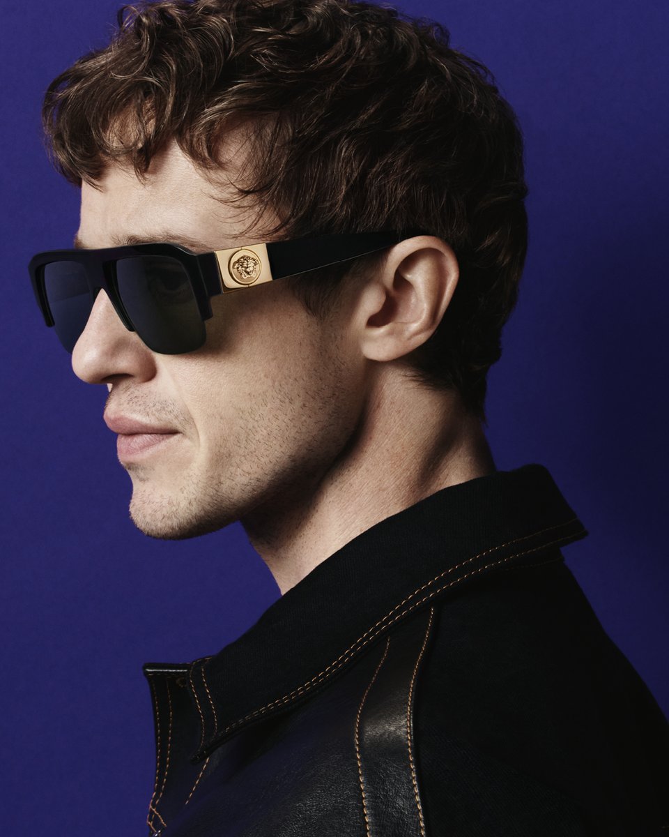Versace's tweet photo. Versace Fall Winter 2026 eyewear — a study of mood and gesture, starring Joseph Quinn.

Now available at https://t.co/efR2IjZbsw https://t.co/XkNc7kYuq6