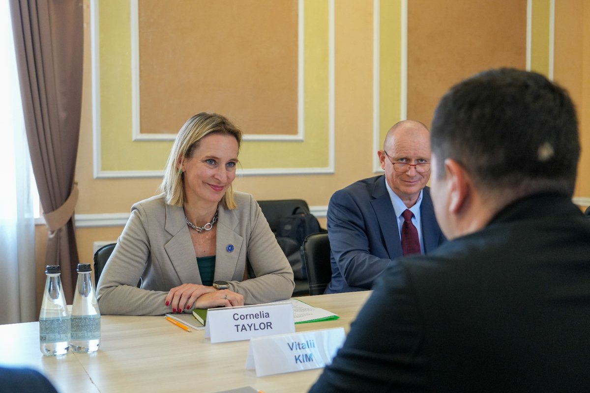 EUAM_Ukraine's tweet photo. @Ctaylor_EUAM, EUAM Head of Mission, &amp; Igor Kusan, EUAM Veterans Support Unit Head, met Vitalii Kim, Minister of @mva_gov_ua, alongside @EUDelegationUA.
They discussed European experience, incl lessons from Croatia, on veterans' reintegration &amp; transition to civilian life https://t.co/hEkOh7FdQY
