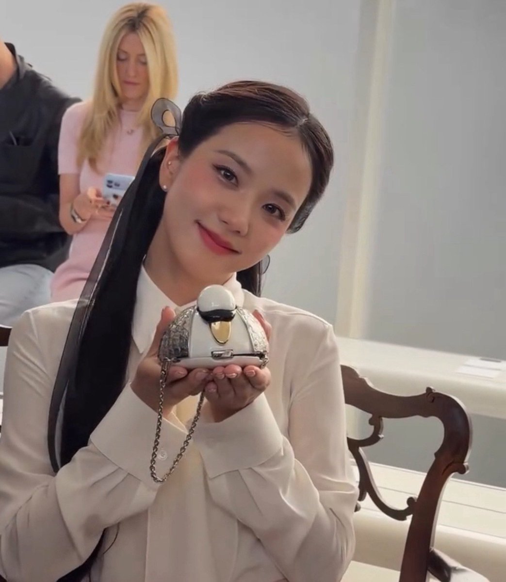 kikiaipj's tweet photo. Every detail of Jisoo’s look shines at Dior’s Paris Fashion Week Summer27 show.
 
HUMAN DIOR JISOO AT PFW
#JISOOxDiorSummer27 https://t.co/0qUmTMnBUy