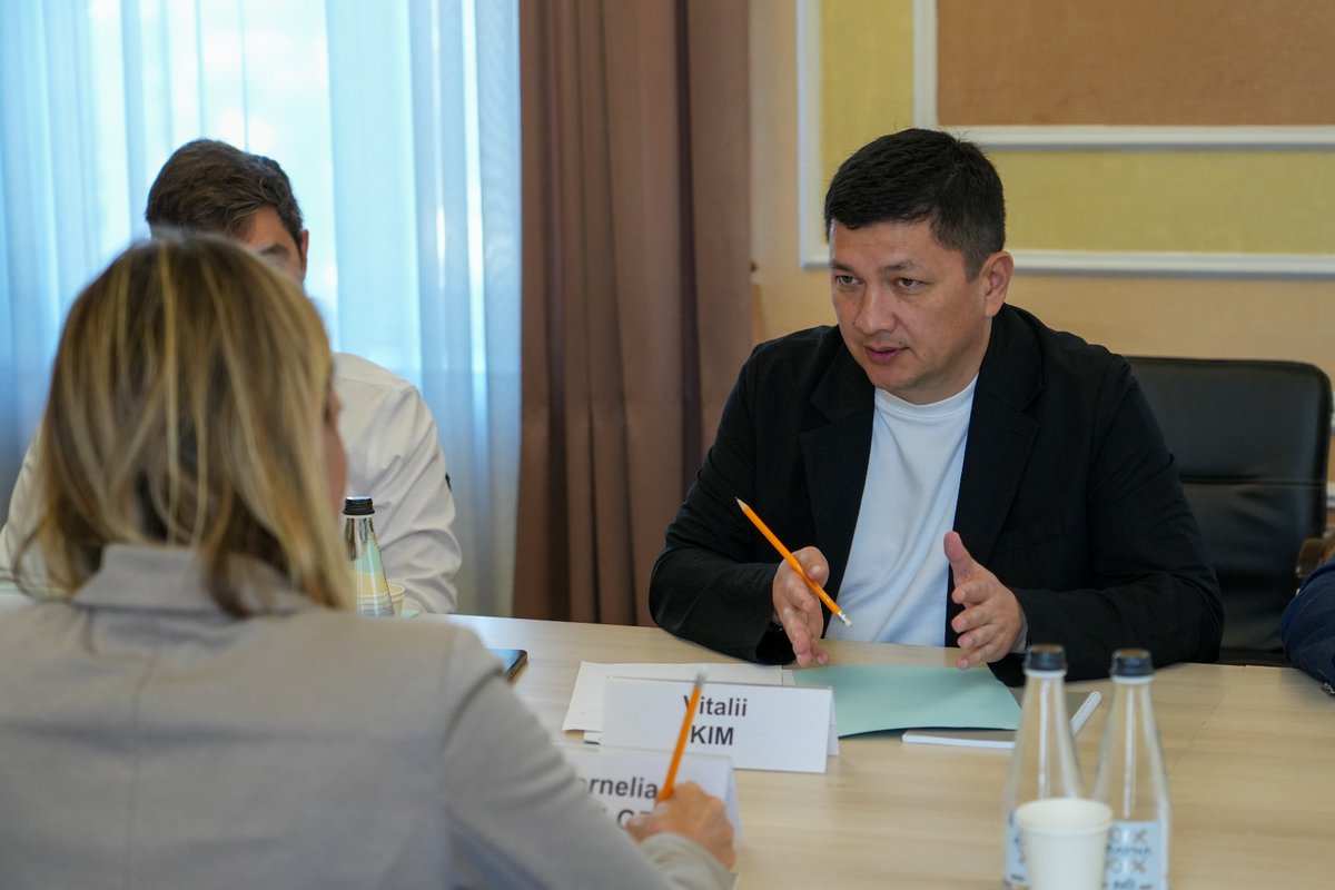 EUAM_Ukraine's tweet photo. @Ctaylor_EUAM, EUAM Head of Mission, &amp; Igor Kusan, EUAM Veterans Support Unit Head, met Vitalii Kim, Minister of @mva_gov_ua, alongside @EUDelegationUA.
They discussed European experience, incl lessons from Croatia, on veterans' reintegration &amp; transition to civilian life https://t.co/hEkOh7FdQY