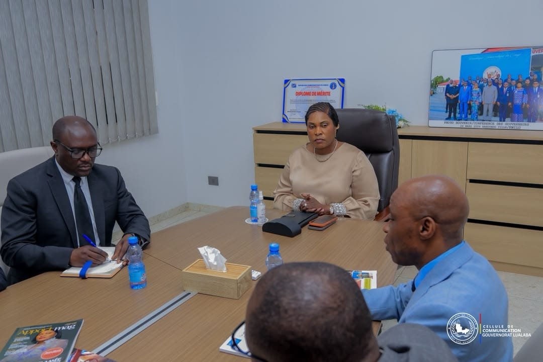 JustinParadoxe's tweet photo. 🇨🇩 🛑#RDC 🛑LUALABA : #FIFI MASUKA ÉCHANGE AVEC UNE DÉLÉGATION NATIONALE SUR L’IMPLANTATION D’UN CENTRE DE SCANNAGE DE L’EXAMEN D’ÉTAT
Kolwezi, 28 septembre 2026. La Gouverneure du Lualaba, @FifiMasukaSaini, a échangé ce lundi avec une importante délégation du ministère national de l’Enseignement Primaire, Secondaire et Initiation à la Nouvelle Citoyenneté, venue de Kinshasa pour discuter du projet d’implantation d’un centre de scannage de l’Examen d’État dans la province.
La délégation était conduite par Hubert Kimbonza Sefu, Inspecteur général et Chef de Corps, avec la participation du Directeur de Cabinet de la Ministre provinciale de l’Éducation et du Conseiller de la Gouverneure en charge de l’Éducation, Christian Kanyimbu.
Les représentants de la Ministre d’État, Ministre de l’Éducation nationale, Raïssa Malu, ont présenté le projet visant à rapprocher davantage le processus de correction de l’Examen d’État des différentes provinces.
Selon le Chef de délégation, ce projet du Gouvernement central prévoit l’implantation de centres de scannage dans les 26 provinces de la République démocratique du Congo.
À la suite de cette séance de travail, quatre jours de travaux techniques sont prévus afin d’évaluer les conditions nécessaires et de produire un rapport susceptible de faciliter le choix du Lualaba pour accueillir ce centre stratégique.
Une telle implantation contribuerait à rapprocher davantage le processus de correction de l’Examen d’État des réalités provinciales et à renforcer l’efficacité du dispositif éducatif.
Les émissaires du ministère national ont également salué les performances enregistrées par le Lualaba lors des différentes éditions de l’Examen d’État, ainsi que sa contribution à la Bourse Excellencia, organisée chaque année par la Fondation LONA.
La rencontre s’est tenue en présence du Secrétaire exécutif du Gouvernement provincial, Jules Kabwit.
À travers cette démarche, le Lualaba poursuit ses efforts en faveur de la promotion de l’éducation, un secteur considéré comme essentiel au développement de la Nation, conformément à la vision du Président de la République, Félix-Antoine Tshisekedi Tshilombo.
✍️ Justin NKASHAMA
📲 Pour recevoir nos informations en temps réel sur WhatsApp, abonnez-vous à la chaîne officielle de BLUET INFOS WORDS.
🔵 BLUET INFOS WORDS Votre information, notre engagement.
@Com_mediasRDC @malu_raissa @SuminwaJudith @FondationLONA_ @DeniseNyakeru @fatshi13
