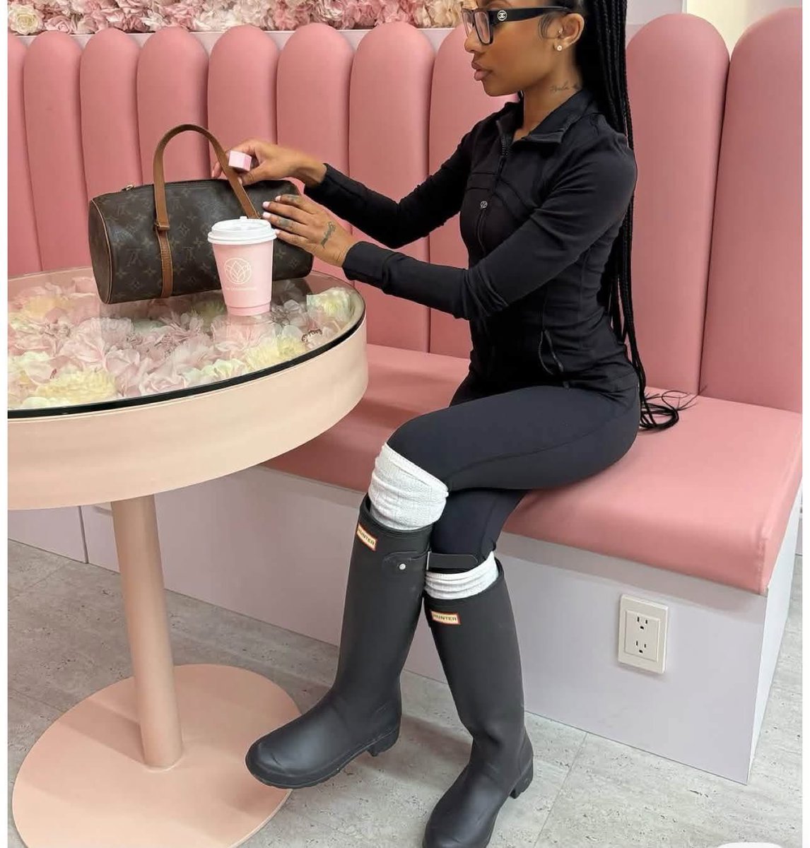 favscorpioooo's tweet photo. Your sign to get your Hunter girl boots 😍 https://t.co/myxFdUDjyu