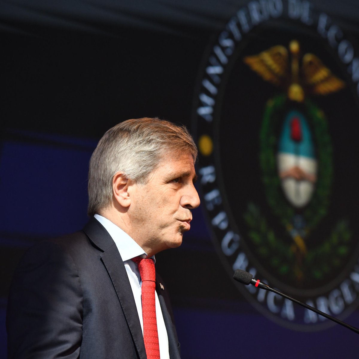 clarincom's tweet photo. LUIS CAPUTO: “KICILLOF ES EL ANTICRISTO Y EL KIRCHNERISMO ES EL INFIERNO, ASÍ ESTÁ VISTO”

El ministro de Economía, Luis Caputo, se refirió al escenario electoral de 2027 y al temor de algunos inversores ante un eventual regreso del kirchnerismo al Gobierno. Durante un evento organizado por El Cronista, sostuvo que esa percepción genera una retracción de inversiones y afirmó que el Gobierno se prepara ante posibles riesgos, aunque no espera un 2027 como el que plantean algunos sectores del periodismo y colegas.

Caputo también rechazó los pedidos de devaluación y sostuvo que la competitividad debe lograrse con menores impuestos, regulaciones y costos financieros, y no mediante una reducción de los salarios en dólares. En ese contexto, utilizó fuertes expresiones contra el kirchnerismo, Axel Kicillof y quienes reclaman una devaluación.

Declaraciones

“El kirchnerismo es el infierno”.

Sobre Kicillof: “Es el anticristo, así está visto”.

“Hay que desmitificar el temor político que tienen algunos que hoy está generando en mucha gente, en muchos tomadores de decisión, una especie de retracción a la inversión” .

“Nosotros no esperamos un 2027 como el que el periodismo dice o como algunos colegas dicen. Pero nos preparamos como si pudiera ser. Es lo que corresponde. Esa es nuestra responsabilidad”.

Sobre quienes reclaman una devaluación del peso: “Lo voy a decir de manera gráfica: esas momias, porque no queda otra palabra, o miserables que realmente piensan solo en sí mismos y quieren una Argentina pobre, una Argentina donde puedan pagar salarios pobres, tengamos una economía cerrada”.

(+) en Clarín: https://t.co/3fX5e70yVa