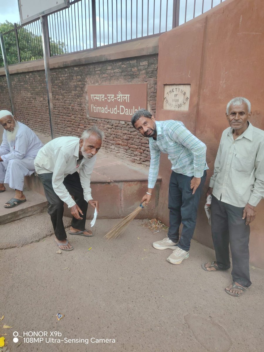cpmgup's tweet photo. @JM_Scindia @PemmasaniOnX @IndiaPostOffice @mygovindia @PIB_India @PibLucknow @DDNewslive @airnewsalerts 🧹 श्री काशी विश्वनाथ मंदिर, रूमी दरवाज़ा, इत्माद-उद-दौला इत्यादि जैसे प्रचलित पर्यटन एवं धार्मिक स्थलों पर स्वच्छता कार्य कर स्वच्छता एवं पर्यटन संरक्षण का संदेश दिया गया। ✨

संदेश स्पष्ट है—स्वच्छ पर्यटन स्थल — सुंदर उत्तर प्रदेश ! 💚 https://t.co/ChGIkIt8GY