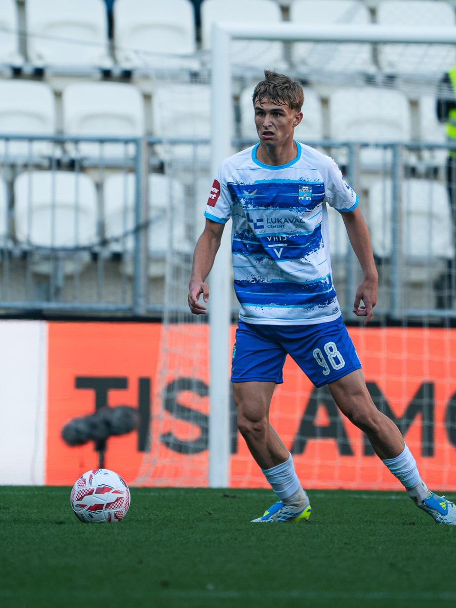 _mufcespxtrafc_'s tweet photo. El Manchester United está siguiendo al joven central croata del NK Osijek, Izak Jezic. (@ontheminute) #mufc #mulive https://t.co/CLoNI0iHc3