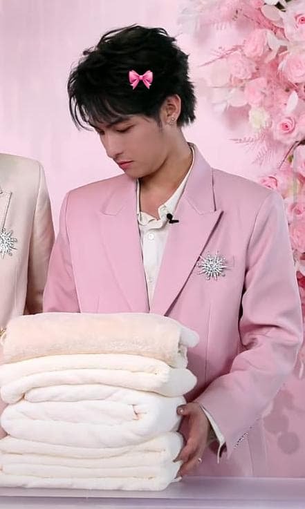 luvursmile__'s tweet photo. ADEKKK😭🎀🤏

#heyanzhao https://t.co/OJj95cTDXh