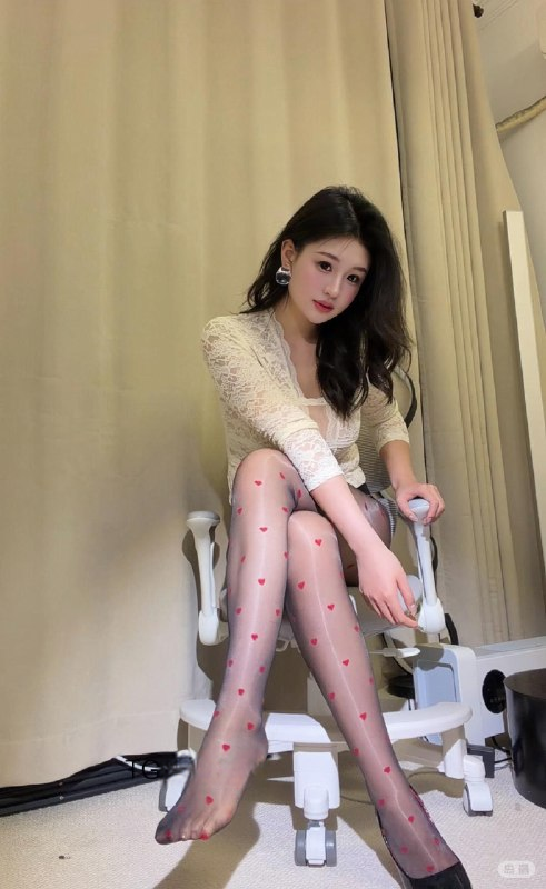 DeeJuster's tweet photo. 脚尖已经抵到你嘴唇了，还装什么矜持？
舌头伸出来，把白丝舔湿，把脚趾含热。
想吃就现在张嘴，别等我把脚收回去。
这双脚今天特意穿了白丝，就是为了让你跪着亲。
从脚背吻到脚心，再把脚趾一根一根含进去。
含不住就说，我可以���着你的脸帮你压深一点。
#丝袜 #白丝 #脚 #胸 https://t.co/Ri7MJU0SH0