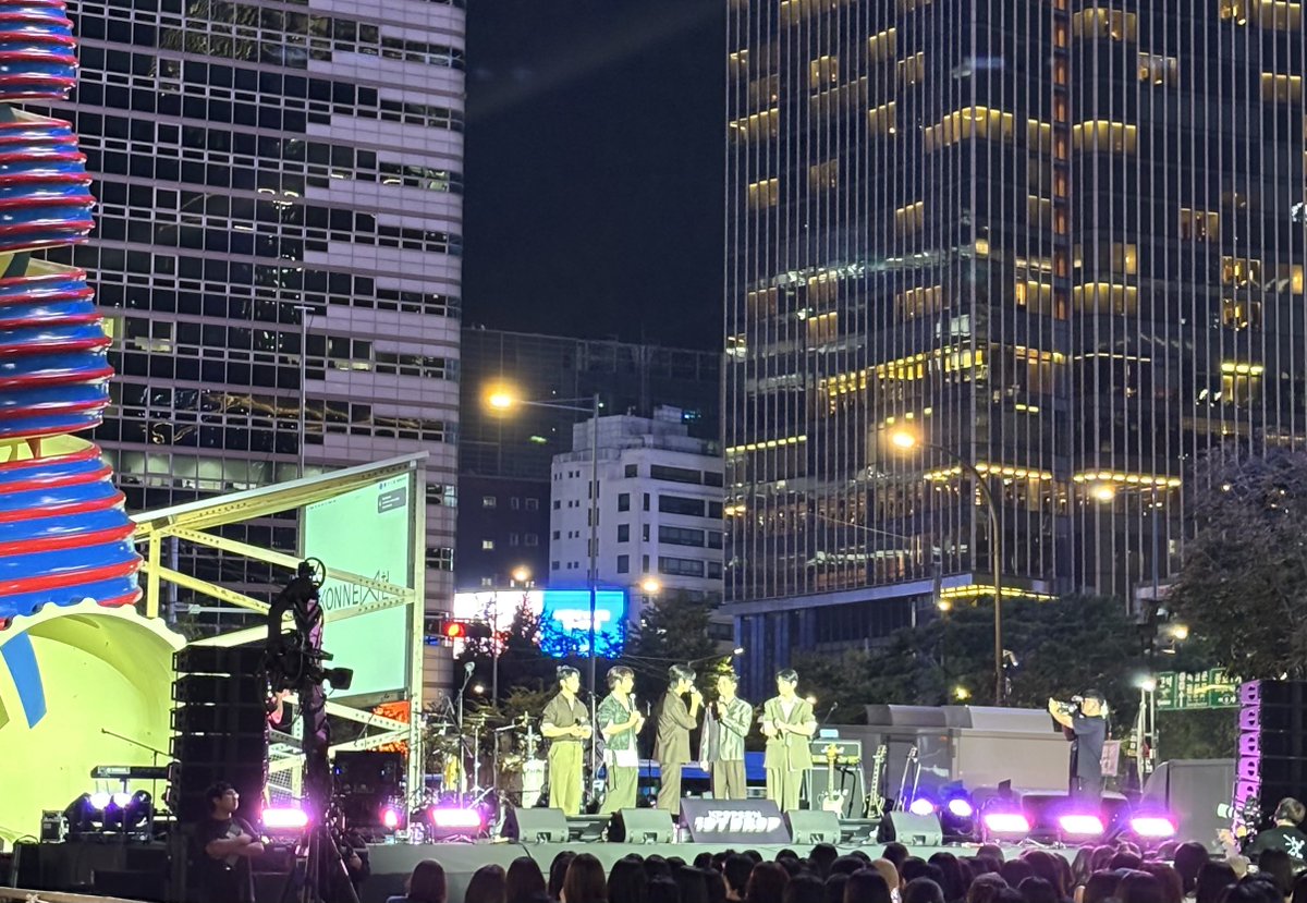 moo_10318's tweet photo. 청계광장에서 “KPOPCON 1ST DROP”을 직접 관람했는데 역시 현장에서 함께하니 그 순간의 설렘과 에너지가 더 크게 느껴졌어요 🥹🥹
신곡에 관한 토크와 라이브까지 즐길 수 있어서 너무너무 행복했습니다 특별한 추억을 만들어준 케이팝콘 감사합니다🩵

#KPOPCON1STDROP #NFlying #엔플라잉 https://t.co/fs4CfokrAl