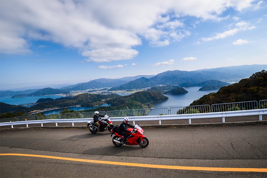 PutiMotor's tweet photo. 福井県「三方五湖レインボーライン」

若狭湾のリアス式海岸をはじめ、久々子、日向、三方、水月、菅湖からなる三方五湖を一望しながら走行できる有料道路。

梅丈岳までタイトな峠道を通り、標高を上げていく。

三方五湖はすべてつながっているが、淡水と海水が混ざり合い、それぞれの湖の水質が微妙に違う。

そのため、湖の色がすべて異なるブルーなので必見。

https://t.co/0unpR8SMd2
