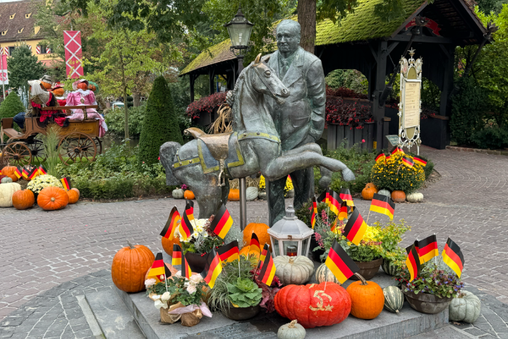ThomasMack_EP's tweet photo. Am 3. und 4. Oktober wird es im Europa-Park besonders gesellig! 🇩🇪 Beim Deutschen Fest erwarten unsere Gäste im Deutschen Themenbereich traditionelle Trachten, Bier und Wein, Blasmusik und viele landestypische Specials. Ich freue mich auf ein stimmungsvolles Wochenende! https://t.co/HxWybpbhOu