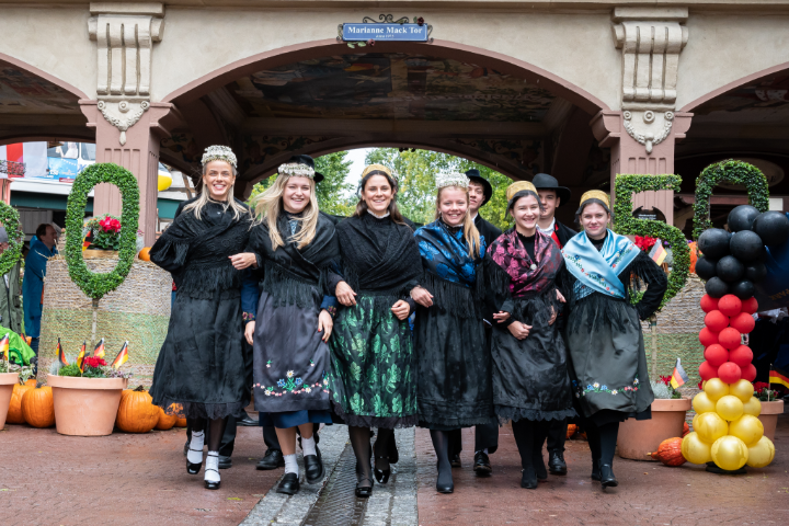 ThomasMack_EP's tweet photo. Am 3. und 4. Oktober wird es im Europa-Park besonders gesellig! 🇩🇪 Beim Deutschen Fest erwarten unsere Gäste im Deutschen Themenbereich traditionelle Trachten, Bier und Wein, Blasmusik und viele landestypische Specials. Ich freue mich auf ein stimmungsvolles Wochenende! https://t.co/HxWybpbhOu