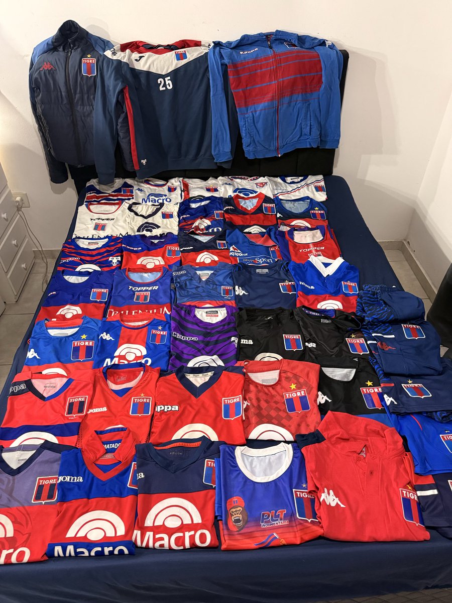 agosjustel_'s tweet photo. Locura azul y roja😍💙❤️💙 https://t.co/iLiK3b3rYr