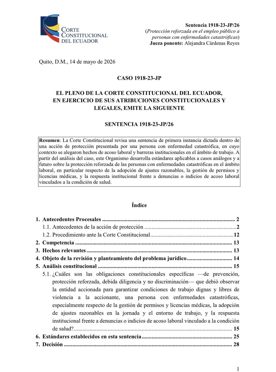 aldicon18's tweet photo. 🔵 ¿Qué obligaciones tiene una institución pública frente a una persona trabajadora con una enfermedad catastrófica?

✅ #LaCorteDice que las personas con enfermedades catastróficas cuentan con protección reforzada en el ámbito del empleo público. Las instituciones empleadoras deben adaptar razonablemente el entorno de trabajo y la gestión administrativa a las necesidades derivadas de la condición de salud.

✅ Los ajustes razonables pueden comprender, según el caso, medidas dirigidas a permitir la hidratación y la toma de medicación en los tiempos prescritos, habilitar las pausas necesarias y adaptar los protocolos internos para compatibilizar las restricciones del puesto con las necesidades de salud.

✅ La gestión de permisos, licencias médicas y validación de certificados debe facilitar el acceso real a los servicios de salud. Cuando la atención se presta en otra ciudad, la institución debe considerar el tiempo razonable de traslado y los márgenes propios de la atención médica.

✅ Las decisiones que incidan en la jornada, el acceso a tratamientos, la permanencia o las condiciones laborales deben observar un enfoque diferenciado y contar con una motivación reforzada.

✅ La institución no se puede limitar a invocar reglas generales o rutinas administrativas cuando su aplicación imponga barreras desproporcionadas a una persona que requiere atención médica continua.

✅ Ante una decisión adversa, la institución debe demostrar, mediante razones objetivas, verificables y suficientes, que la medida persigue una finalidad legítima, no se relaciona directa ni indirectamente con la condición de salud y no constituye un castigo, una represalia o un mecanismo de presión.

✅ Frente a denuncias o indicios de acoso laboral vinculados con la condición de salud, las instituciones públicas deben actuar con debida diligencia. La obligación comprende prevenir, proteger, investigar y sancionar mediante procedimientos serios, imparciales y oportunos.

✅ Cualquier traslado o reubicación debe estar debidamente motivado, responder a una finalidad legítima y de protección, así como no puede imponer cargas injustificadas ni incrementar las barreras para acceder a la atención médica.

✅ En el caso analizado, una servidora pública de BANECUADOR, diagnosticada con cáncer papilar de tiroides, enfrentó dificultades para ingresar agua y medicamentos a su lugar de trabajo, obtener permisos para asistir a controles médicos y justificar el tiempo requerido para trasladarse a otra ciudad.

✅ Después de presentar denuncias por acoso laboral y obtener medidas de protección, la servidora pública fue trasladada a una agencia ubicada a mayor distancia de su domicilio y del centro médico donde recibía tratamiento oncológico.

✅ La Corte Constitucional declaró que la sentencia no tenía efectos para el caso revisado, porque no existía una vulneración pendiente de reparación ni una desnaturalización o manifiesta improcedencia de la garantía jurisdiccional. Sin embargo, los precedentes establecidos tienen efectos vinculantes y deben ser observados por las instituciones públicas.

✅ Como medidas generales, se dispuso la publicación y difusión de la sentencia, su incorporación en los programas de formación de la Escuela de la Función Judicial y la emisión de lineamientos para que las entidades públicas elaboren, adopten o adecuen sus protocolos y normativa interna.

📌 Reflexión

La protección reforzada no se satisface con el reconocimiento formal de una enfermedad catastrófica, exige adaptar el entorno laboral y los procedimientos administrativos para garantizar el acceso efectivo a la atención médica, condiciones de trabajo dignas y una respuesta institucional libre de acoso, discriminación y represalias.

📄 Sentencia N.° 1918-23-JP/26, de 14 de mayo de 2026

#LaCorteDice