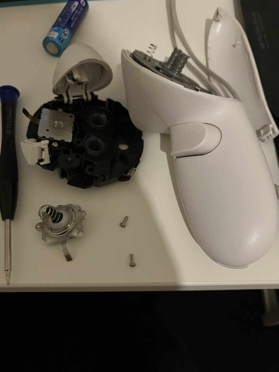 wanwanJPpixcel's tweet photo. ドリフトうざすぎたからコントローラーみてみたら銅線黒すぎが原因でした。
そりゃうまく信号渡せんよなということで、
交換したら無事治りました。 https://t.co/cNnyZcc1b3