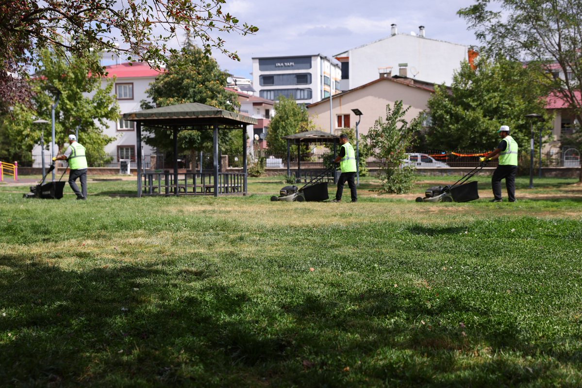 bingolbel's tweet photo. 🌿 Yeşil alanlarımızda bakım çalışmalarımız sürüyor.

Park ve Bahçeler Müdürlüğü ekiplerimiz kent genelindeki park ve yeşil alanlarda çim biçme ve çevre düzenleme çalışmalarına devam ediyor.

Daha düzenli, temiz ve güzel bir Bingöl için sahadayız. 🌱 https://t.co/4o33B6qfep