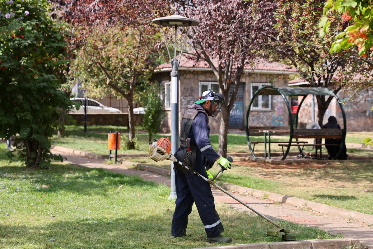 bingolbel's tweet photo. 🌿 Yeşil alanlarımızda bakım çalışmalarımız sürüyor.

Park ve Bahçeler Müdürlüğü ekiplerimiz kent genelindeki park ve yeşil alanlarda çim biçme ve çevre düzenleme çalışmalarına devam ediyor.

Daha düzenli, temiz ve güzel bir Bingöl için sahadayız. 🌱 https://t.co/4o33B6qfep