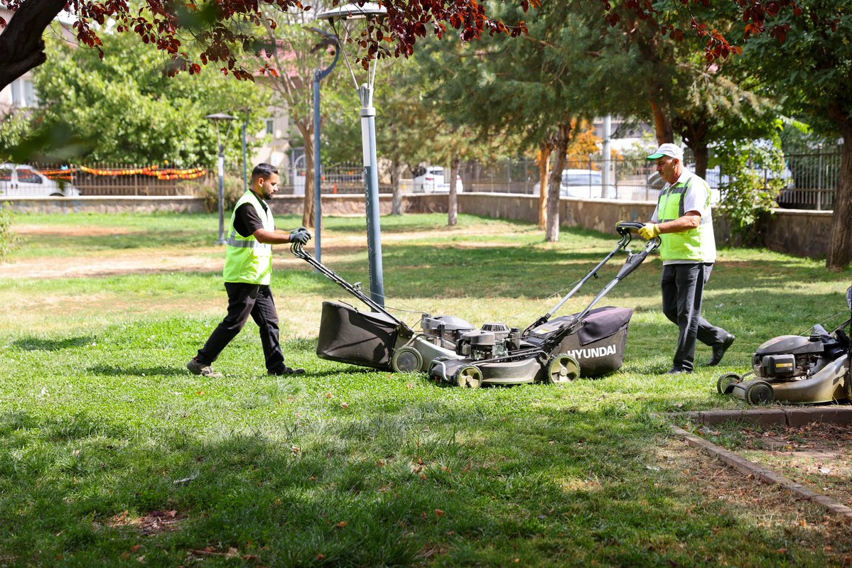 bingolbel's tweet photo. 🌿 Yeşil alanlarımızda bakım çalışmalarımız sürüyor.

Park ve Bahçeler Müdürlüğü ekiplerimiz kent genelindeki park ve yeşil alanlarda çim biçme ve çevre düzenleme çalışmalarına devam ediyor.

Daha düzenli, temiz ve güzel bir Bingöl için sahadayız. 🌱 https://t.co/4o33B6qfep