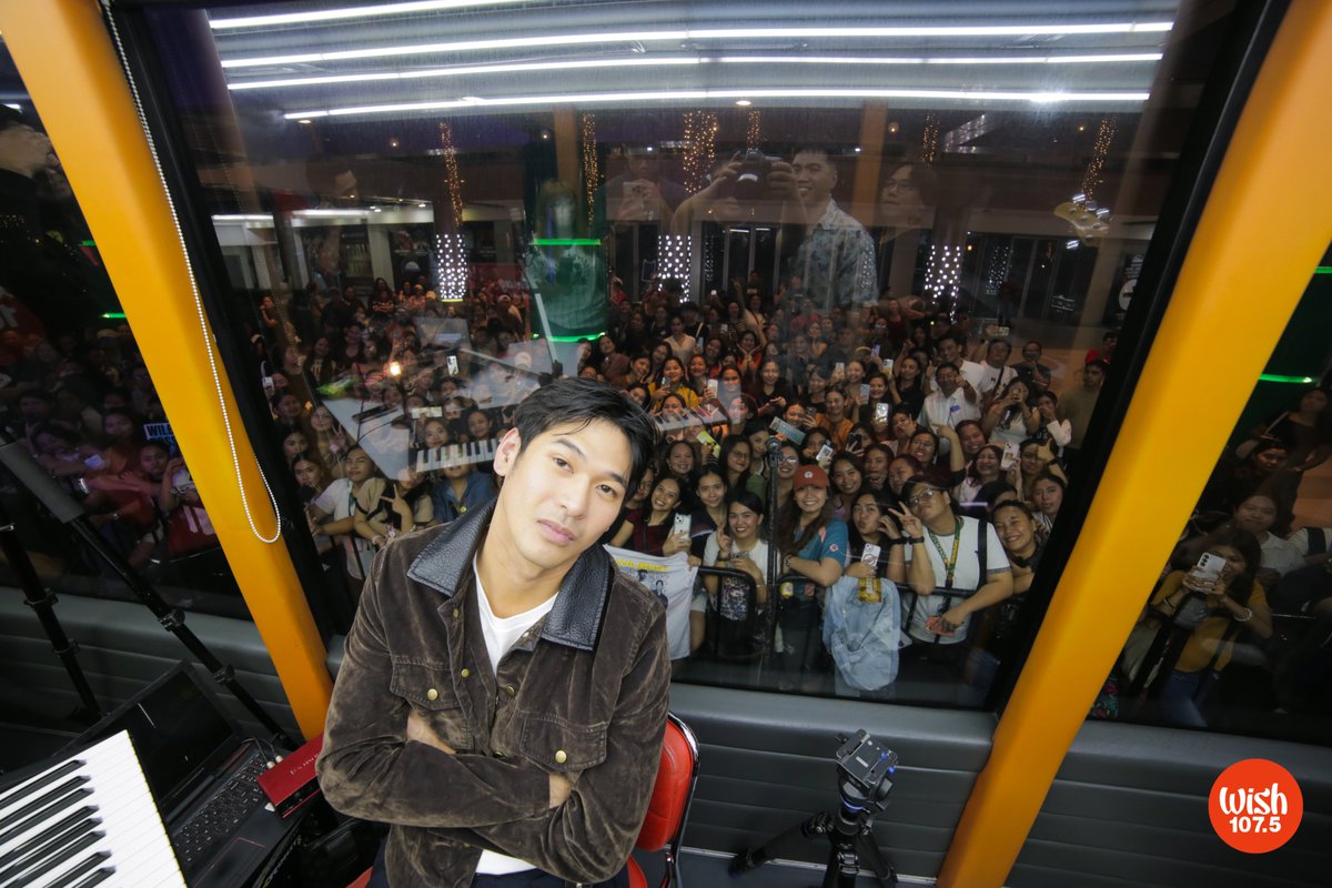 wish1075's tweet photo. Wilbert Ross sang his comeback Wish Bus performances of "Paruparo," "Avianna," and "Sa Isip Ko." https://t.co/wSr7jiuhP7