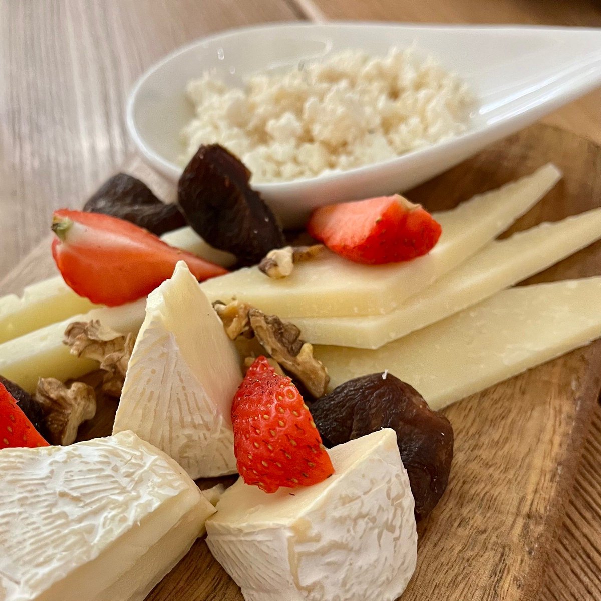 Neely2qs1's tweet photo. Descubrí el queso fresco de cabra local! Cremoso, ligero y con un toque dulce único, perfecto para ensaladas o pan. Calidad premium a precio justo. #TestDeAlimentos https://t.co/uDCvlDelvK