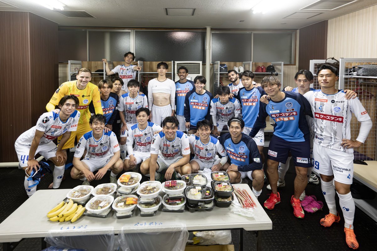 hollyhock_staff's tweet photo. ファン・サポーターの皆さんと一緒に
ウイニングフォト📸
 
スタジアムで後押しをしてくれた皆さん、
それぞれの場所から共に戦ってくださった皆さん、
ありがとうございました❗️

クラブ初の3回戦へ🔥
  
#0929福島戦 #水戸ホーリーホック https://t.co/uS3Ccdsnn5