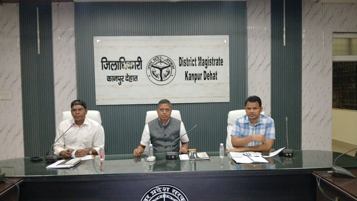 DMKanpurDehat's tweet photo. सड़क दुर्घटनाओं की रोकथाम व ट्रैफिक प्रबंधन को बेहतर बनाने के उद्देश्य से जिला सड़क सुरक्षा समिति की बैठक जिलाधिकारी/जिला मजिस्ट्रेट श्री कपिल सिंह की अध्यक्षता में की गई।बैठक में सड़क दुर्घटनाओं की रोकथाम, ट्रैफिक प्रबंधन, अतिक्रमण हटाने, जागरूकता अभियान, आपातकालीन सेवाओं व सुरक्षा संकेतों की समीक्षा कर संबंधित अधिकारियों को आवश्यक दिशा-निर्देश दिए गए।
@CMOfficeUP
@spgoyal
@ChiefSecyUP
@sanjaychapps1
@InfoDeptUP