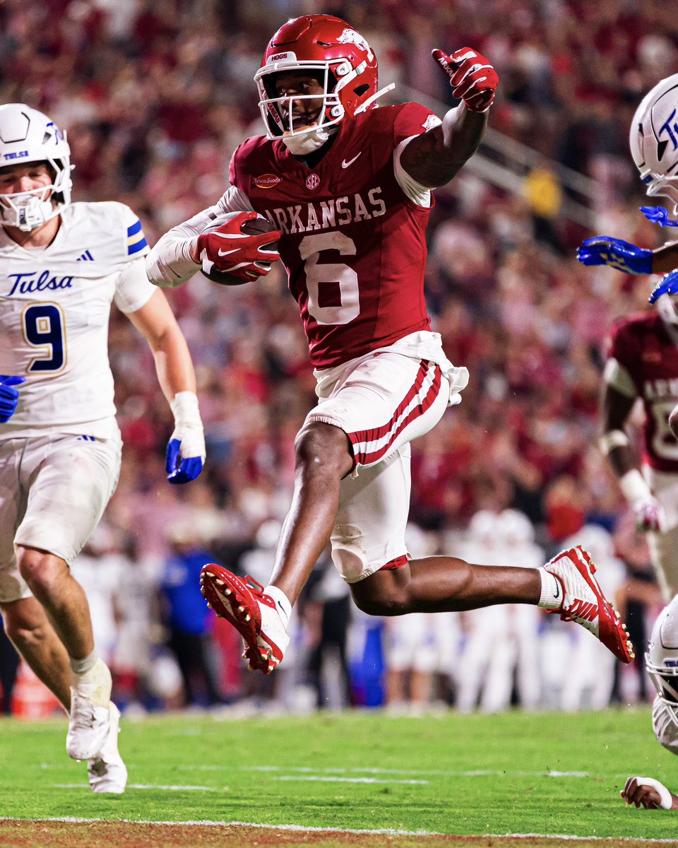 RazorbackFB's tweet photo. Tough. 😤 https://t.co/lnusPXHJYN