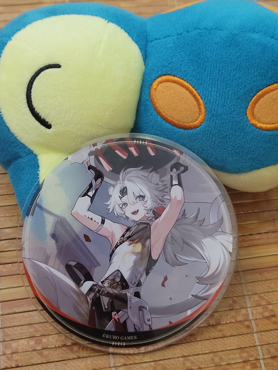 AppleTartyum's tweet photo. Oomfs look, my first Lingyang merch (after buying a bunch of my other f/o, sorry, not sorry) https://t.co/oDj1d5nZ6W