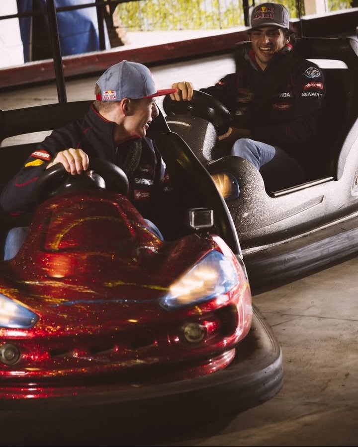 versainzcorner's tweet photo. daily dose of versainz 💙 

when verstappencom posted this on social media... https://t.co/wXfqyiwcCJ