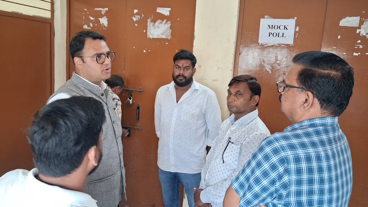 dmbudaun's tweet photo. 29 सितंबर। राजनीतिक दलों के प्रतिनिधियों की उपस्थिति में वीवीपैट एवं ईवीएम गोदाम का त्रैमासिक आंतरिक निरीक्षण किया गया। इस दौरान सुरक्षा व्यवस्था, रख-रखाव एवं सीसीटीवी कैमरों की कार्यप्रणाली का जायजा लिया गया।
@UPGovt
@CMOfficeUP
@CommissionerBA1 https://t.co/Ykm1x15AVQ