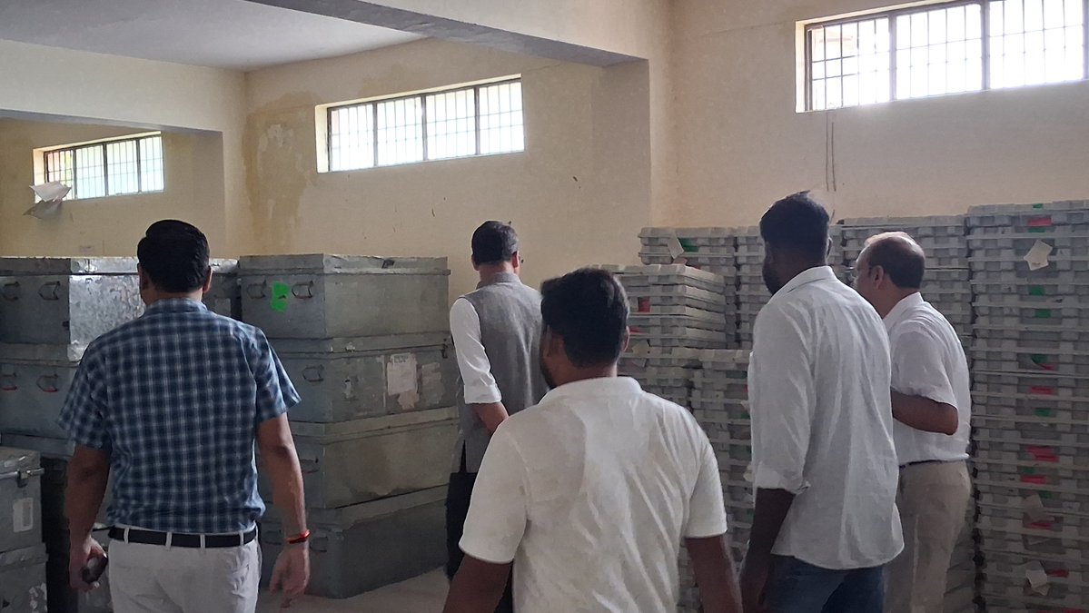 dmbudaun's tweet photo. 29 सितंबर। राजनीतिक दलों के प्रतिनिधियों की उपस्थिति में वीवीपैट एवं ईवीएम गोदाम का त्रैमासिक आंतरिक निरीक्षण किया गया। इस दौरान सुरक्षा व्यवस्था, रख-रखाव एवं सीसीटीवी कैमरों की कार्यप्रणाली का जायजा लिया गया।
@UPGovt
@CMOfficeUP
@CommissionerBA1 https://t.co/Ykm1x15AVQ