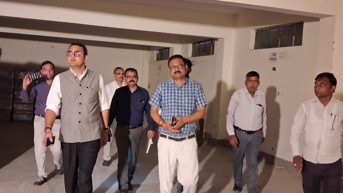 dmbudaun's tweet photo. 29 सितंबर। राजनीतिक दलों के प्रतिनिधियों की उपस्थिति में वीवीपैट एवं ईवीएम गोदाम का त्रैमासिक आंतरिक निरीक्षण किया गया। इस दौरान सुरक्षा व्यवस्था, रख-रखाव एवं सीसीटीवी कैमरों की कार्यप्रणाली का जायजा लिया गया।
@UPGovt
@CMOfficeUP
@CommissionerBA1 https://t.co/Ykm1x15AVQ