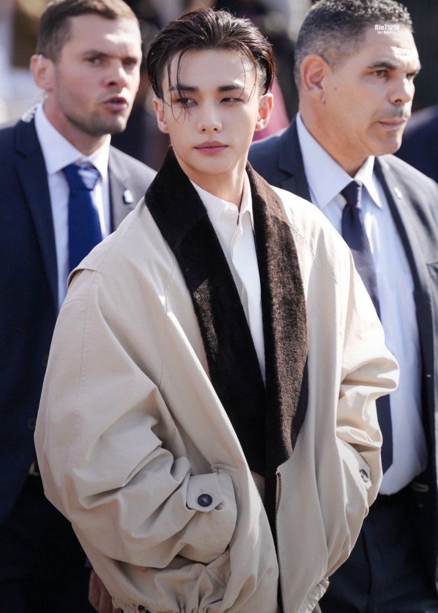 Manuelly2502's tweet photo. @Heidyyybe @AboutMusicYT HYUNJIN STUNS AT DIOR PFW #DiorSummer27_HYUNJIN https://t.co/WmhOraGqwS