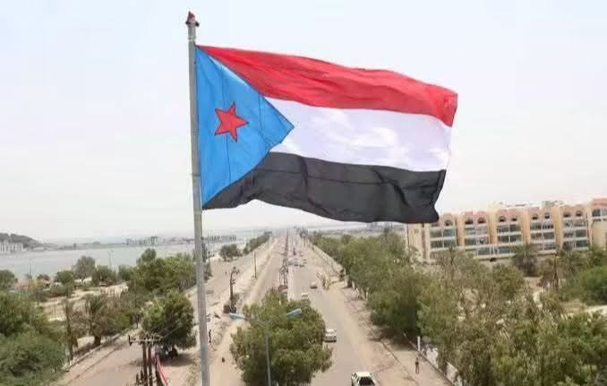 alialabbasi004's tweet photo. ان ترفض ترديد #النشيد_الجنوبي في المدارس، وتعتقل من يقوم برفع #العلم_الجنوبي، فهذا يفسر شيء واحد فقط: أنك تستعد لترديد الصرخة الحوثية، وموقفك ضد من يقاتل الآن في #كهبوب تحت هذا العلم، لحماية مدارسنا واطفالنا من منهج وصرخة المليشيات.

نسخة مع التحية الى محافظ عدن عبدالرحمن شيخ
نسخة مع التحية الى وكيل المحافظة عبدالعزيز المنصوري 
الى الأجهزة الامنية الجنوبية..