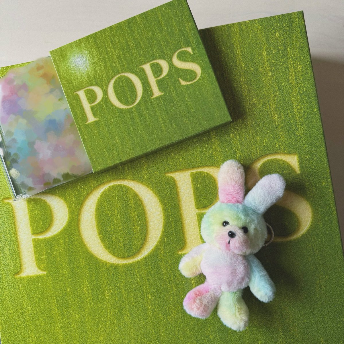 0________3_41's tweet photo. ずっとたのしみ過ぎだった 、ずっと待ってた
ほんとうはいますぐ聴きたい
CDとにらめっこしながら散々迷ったけれど
心身共にもうすこし安定しているときに
ちゃんと時間にたっぷりの余裕があるときに
己のﾍﾟｰｽでひとつひとつ大切に受け取って
じんわり確かめたいから
お休みの日まで我慢することにしやした ﾜｸ ˙ ͜ʟ˙ ﾜｸ

#ミセスPOPS