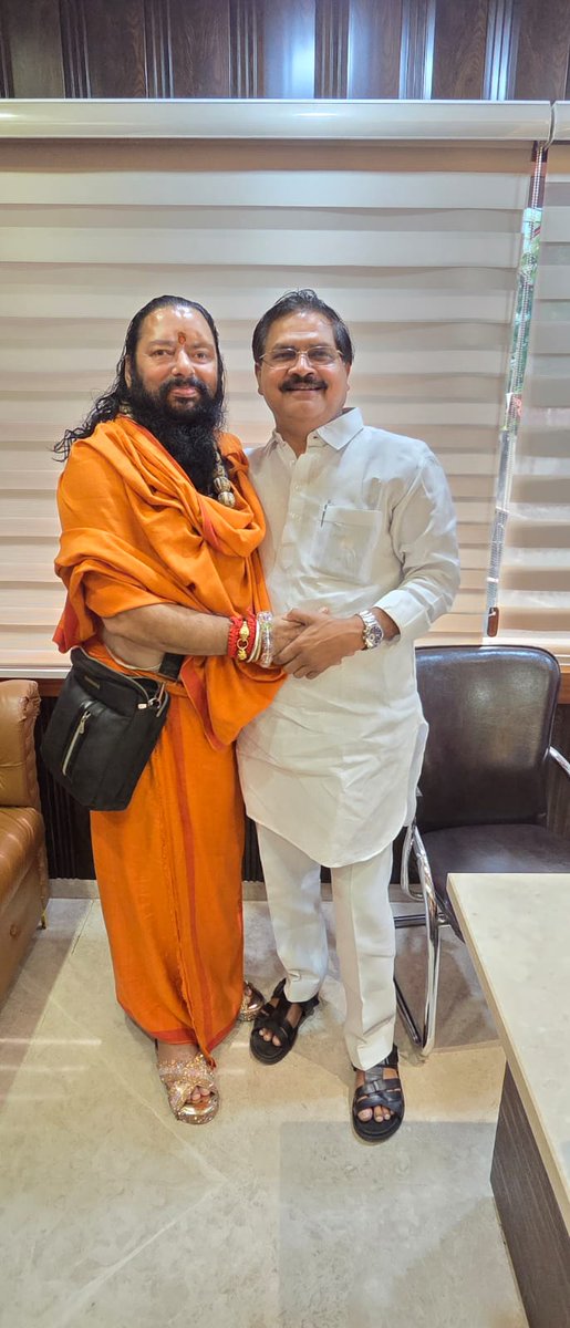 ShankarisBJP's tweet photo. आज हमारे कार्यालय पर त्रिकूट पर्वत वासिनी, माँ आदिशक्ति वैष्णो देवी धाम के प्रधान अर्चक, परम पूज्य श्री सुदर्शन जी महाराज का पावन एवं मंगलमय आगमन हुआ।

हमने हृदय की असीम गहराइयों से उनका स्वागत-वंदन-अभिनंदन किया एवं उनके श्रीमुख से माँ भगवती का दिव्य आशीर्वाद प्राप्त कर स्वयं को धन्य अनुभव किया। महाराजश्री के पदार्पण से कार्यालय का कोना-कोना भक्तिमय एवं आध्यात्मिक ऊर्जा से आलोकित हो उठा।
इस परम पावन अवसर पर मेरे दिल्ली के अभिन्न मित्र,चार्टेड अकाउंटेंट श्री राजीव पाला जी विशेष रूप से उपस्थित रहे।

पूज्य महाराज जी ने समस्त जन-कल्याण, सुख-समृद्धि एवं मंगल हेतु माँ वैष्णो के श्रीचरणों में प्रार्थना की।
जय माता दी!