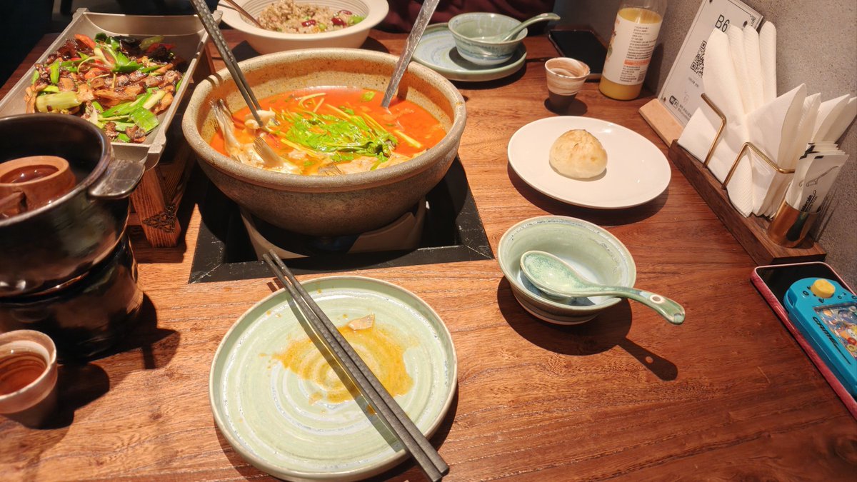 Tinalawsonfvi's tweet photo. Noche fría, taza de ramen humeante y plática amena. Aquí, cada bocado calienta el alma. https://t.co/e9jnbYyv2k